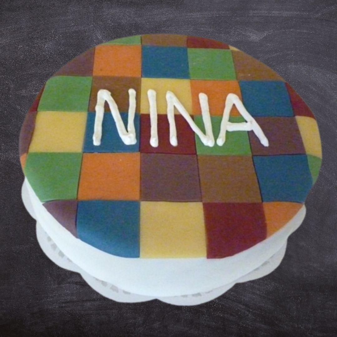 Für Nina wurde eine Torte mit buntem Schachbrettmuster bestellt.