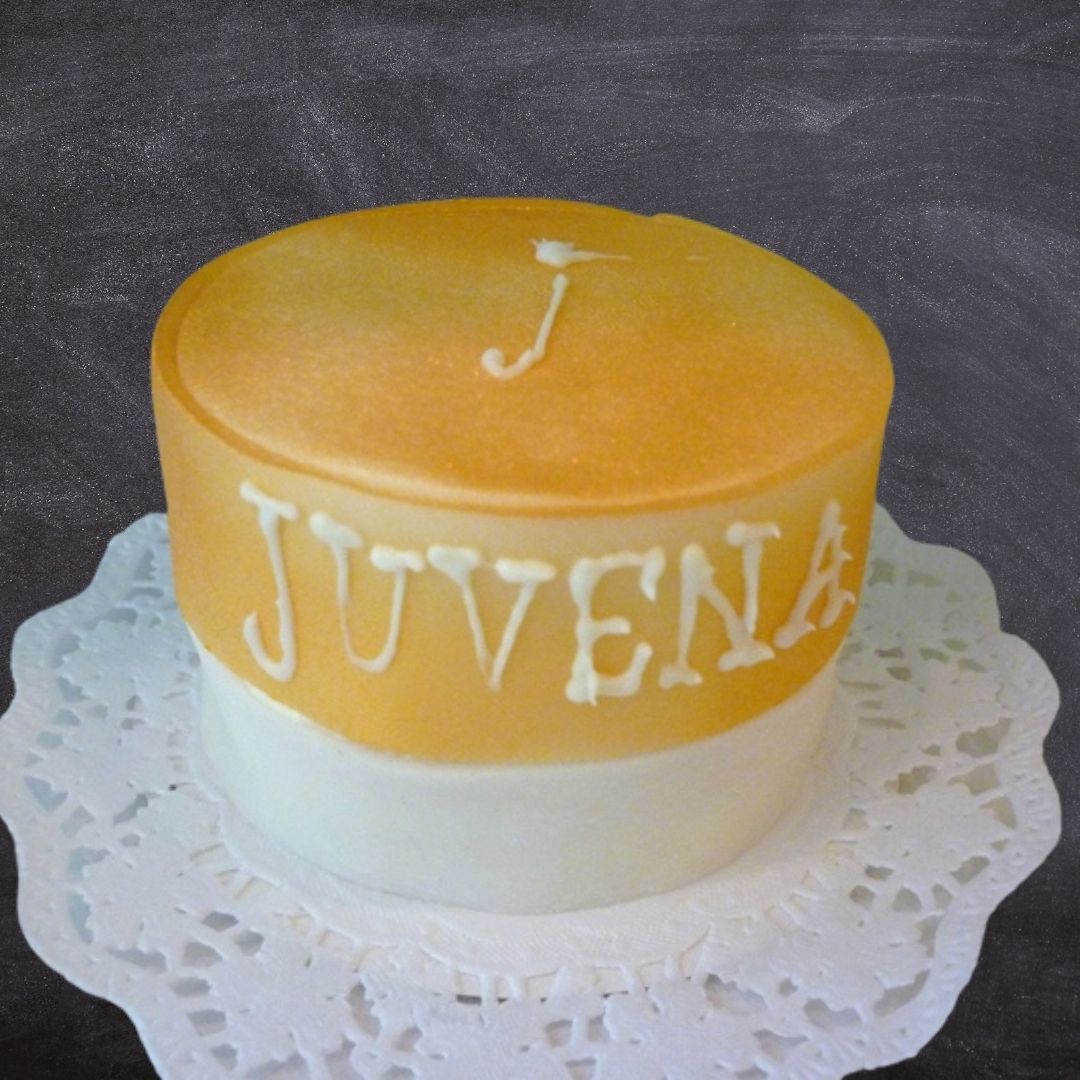 Eine weiß-goldene Torte aus der Conditorei froemmel für Juvena.