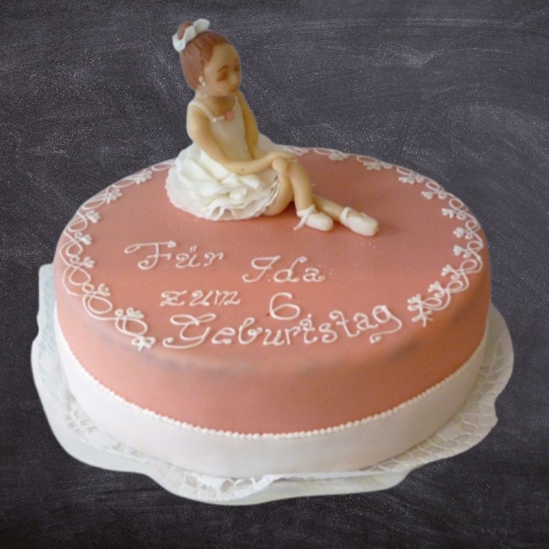 Die elegante rosa-weiße Torte mit einer Ballerina hat Ida zum 6. Geburtstag erfreut.