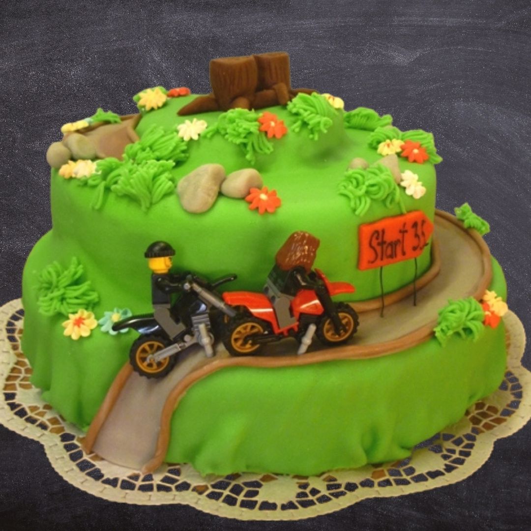 Zum 35. Geburtstag darf es auch mal eine zweistöckige Torte mit Motorradtour geben.