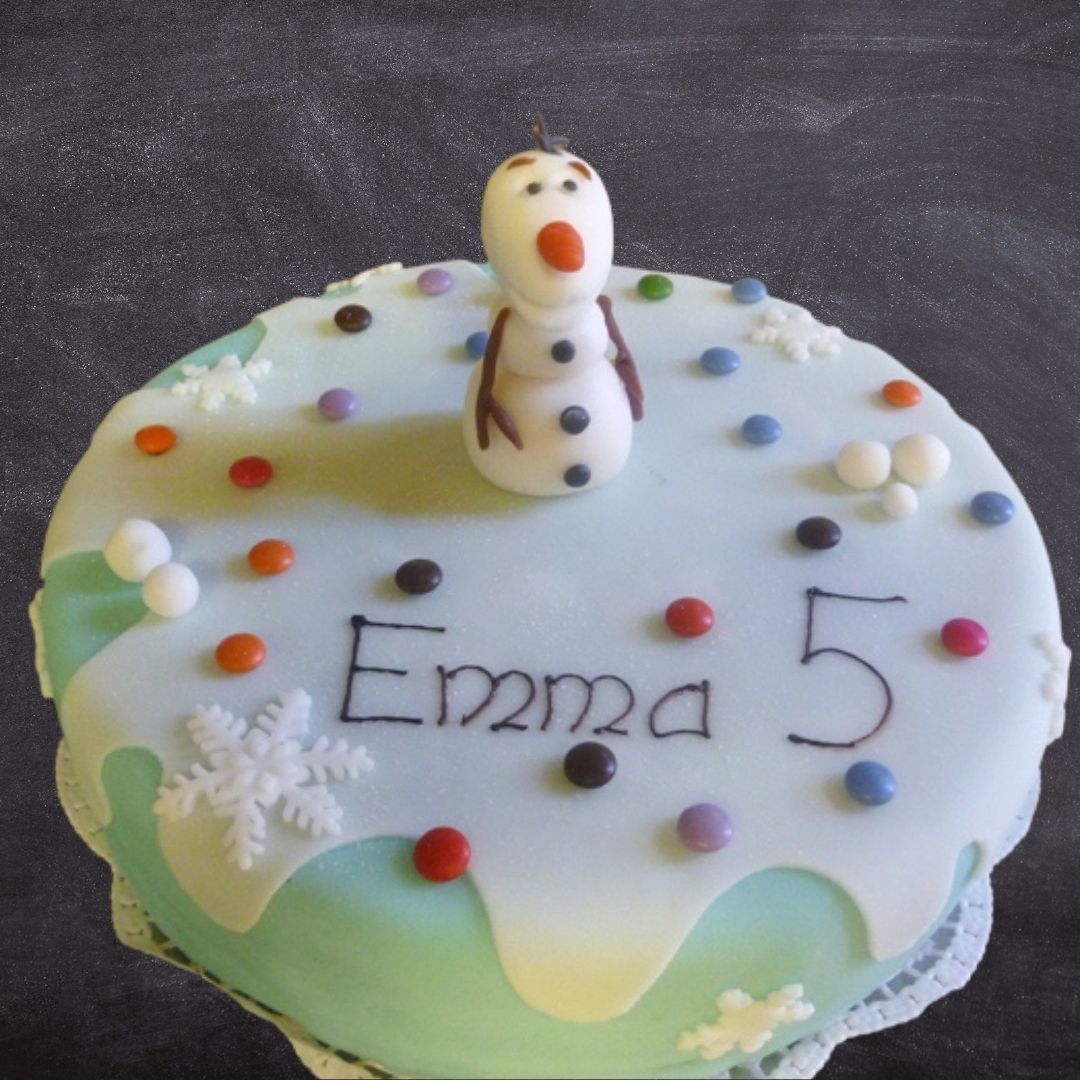 Torte mit Frozen-Motiv und kleinem Olaf für Emma zum 5. Geburtstag.