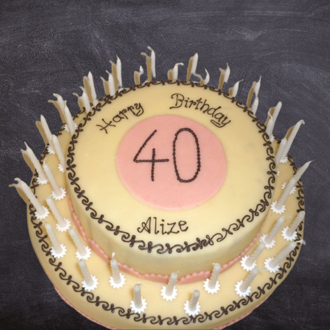 Alize feierte ihren Geburtstag mit einer zweistöckigen Torte von froemmel's.