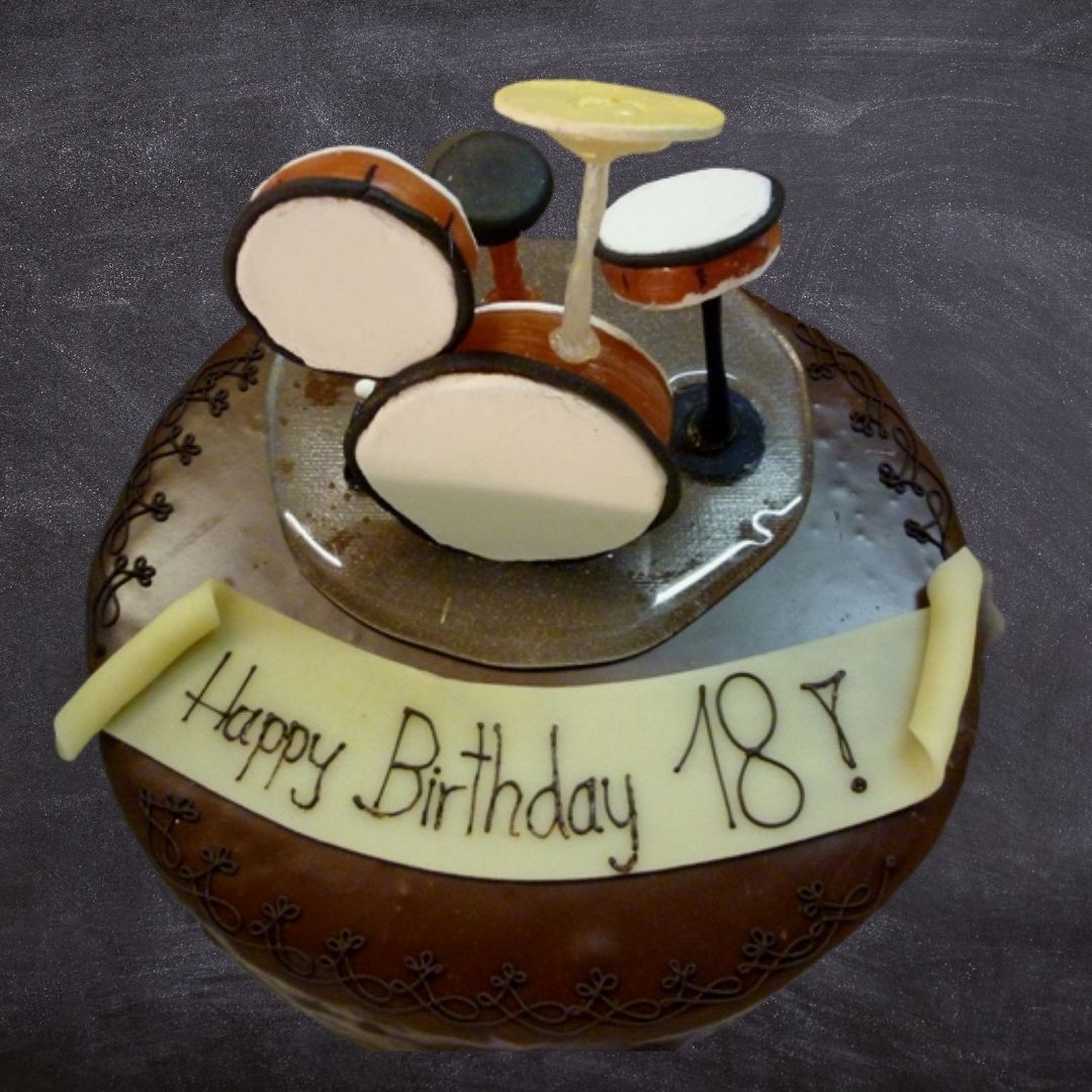 Diese Torte mit Schlagzeugmotiv hat jemandem zum 18. Geburtstag besondere Freude bereitet.