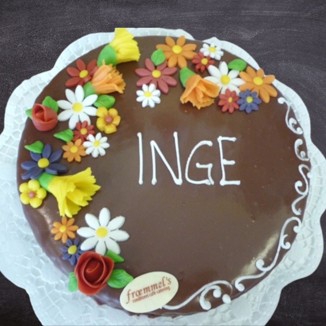 Inges Geburtstag wurde mit einer Schokoladentorte mit bunten Fondantblumen gefeiert.