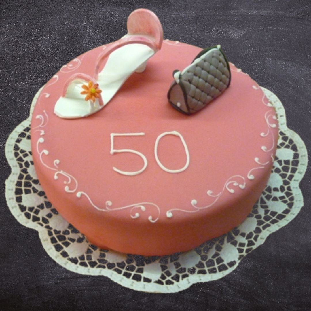Elegant in die Fifties - mit rosa Fondant, Stöckelschuh und Clutch ist diese Torte von froemmel's ein Hingucker.