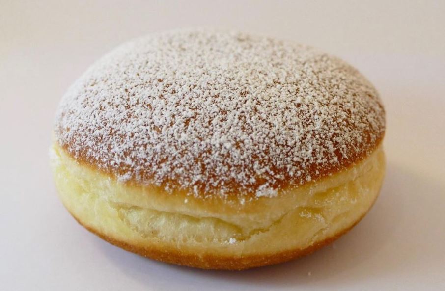 Die flaumigen Krapfen mit Marillenmarmelade gibt es in der Faschingszeit bei der Konditorei Frömmel in 1070 Wien.