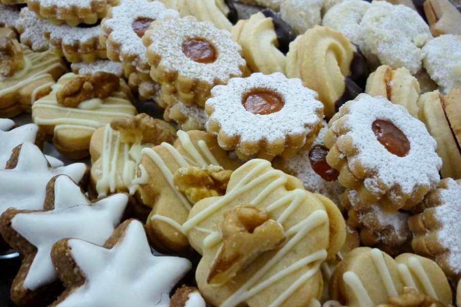 Zimtsterne, Kekse mit Walnuss, Linzeraugen, Spritzgebück mit Schokoguss oder Vanillekipferl kommen zu Weihnachten aus der Konditorei Frömmel im 7. Bezirk.