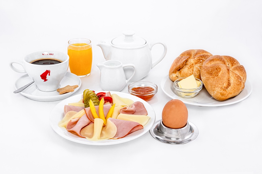 Besonders herzhaft frühstücken kann man in 1070 Wien im Café frömmel.