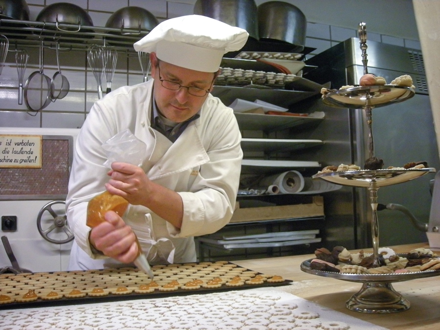 Markus Frömmel steht in der Küche im 7. Bezirk in Wien und bäckt Weihnachtskekse und Teegebäck für seine Gäste.