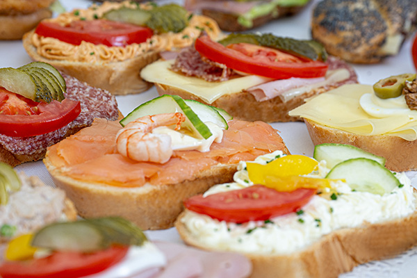 Froemmels Catering bietet feine Brötchen und Canapes.