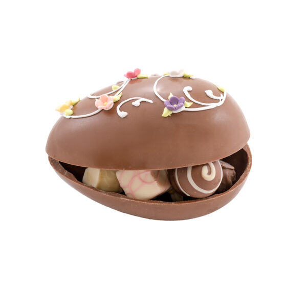 hausgemachtes Osterei, klein & hell, mit 4 Bonbons