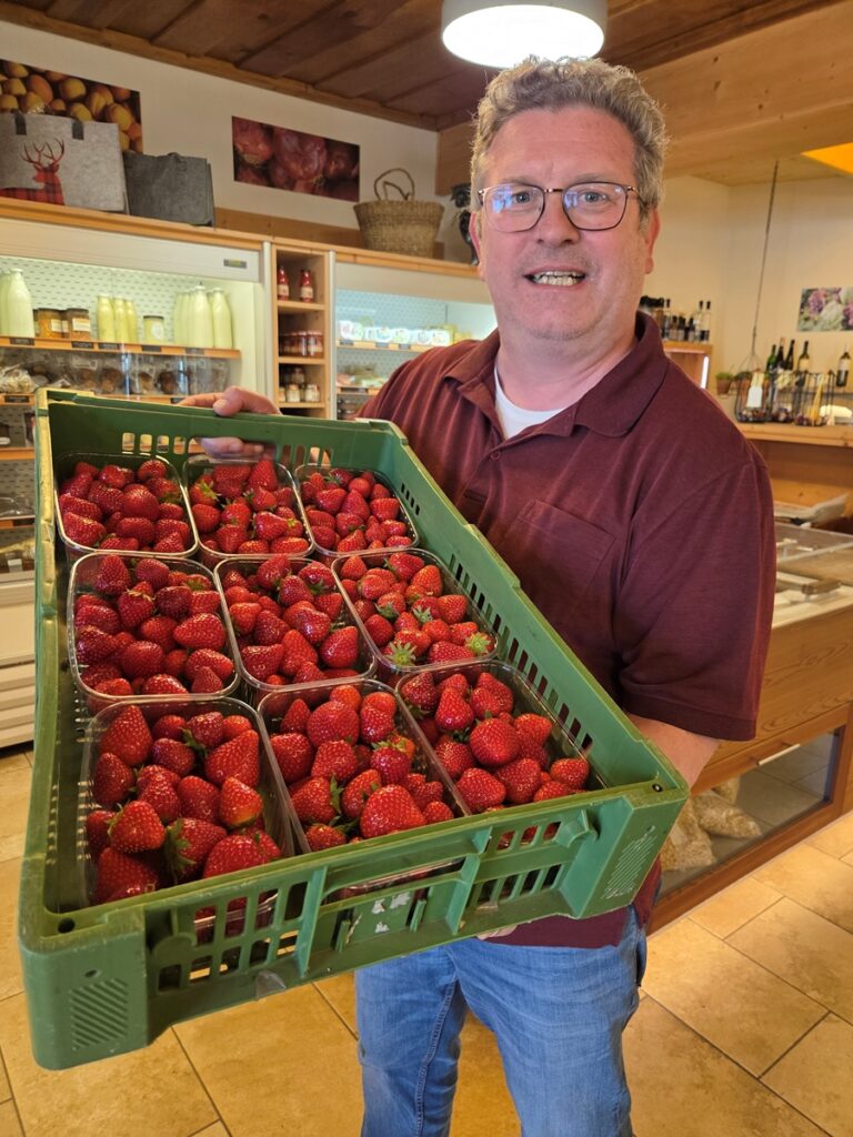 Markus Frömmel mit frischen Erdbeeren aus dem Marchfeld.